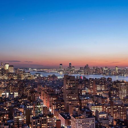 Hyatt Place New York Chelsea Exterior photo Manhattan skyline at night