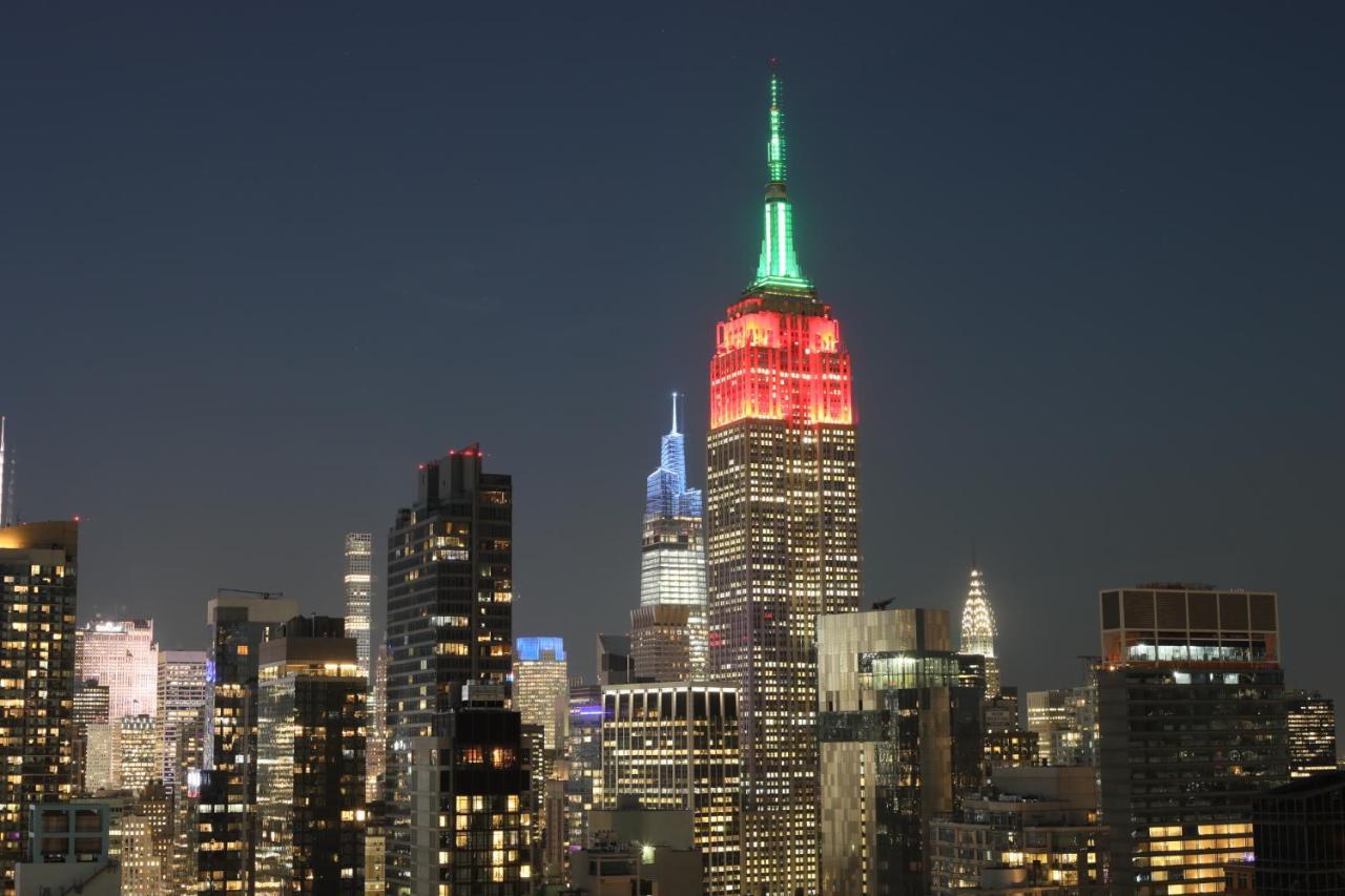 Hyatt Place New York Chelsea Exterior photo Empire State Building at night