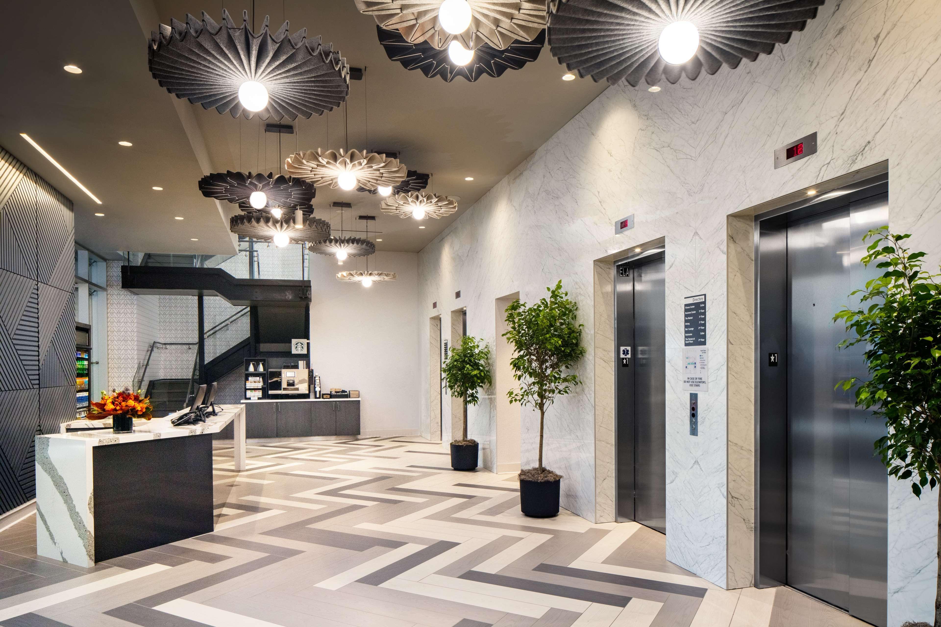 Hyatt Place New York Chelsea Exterior photo The reception area of the hotel