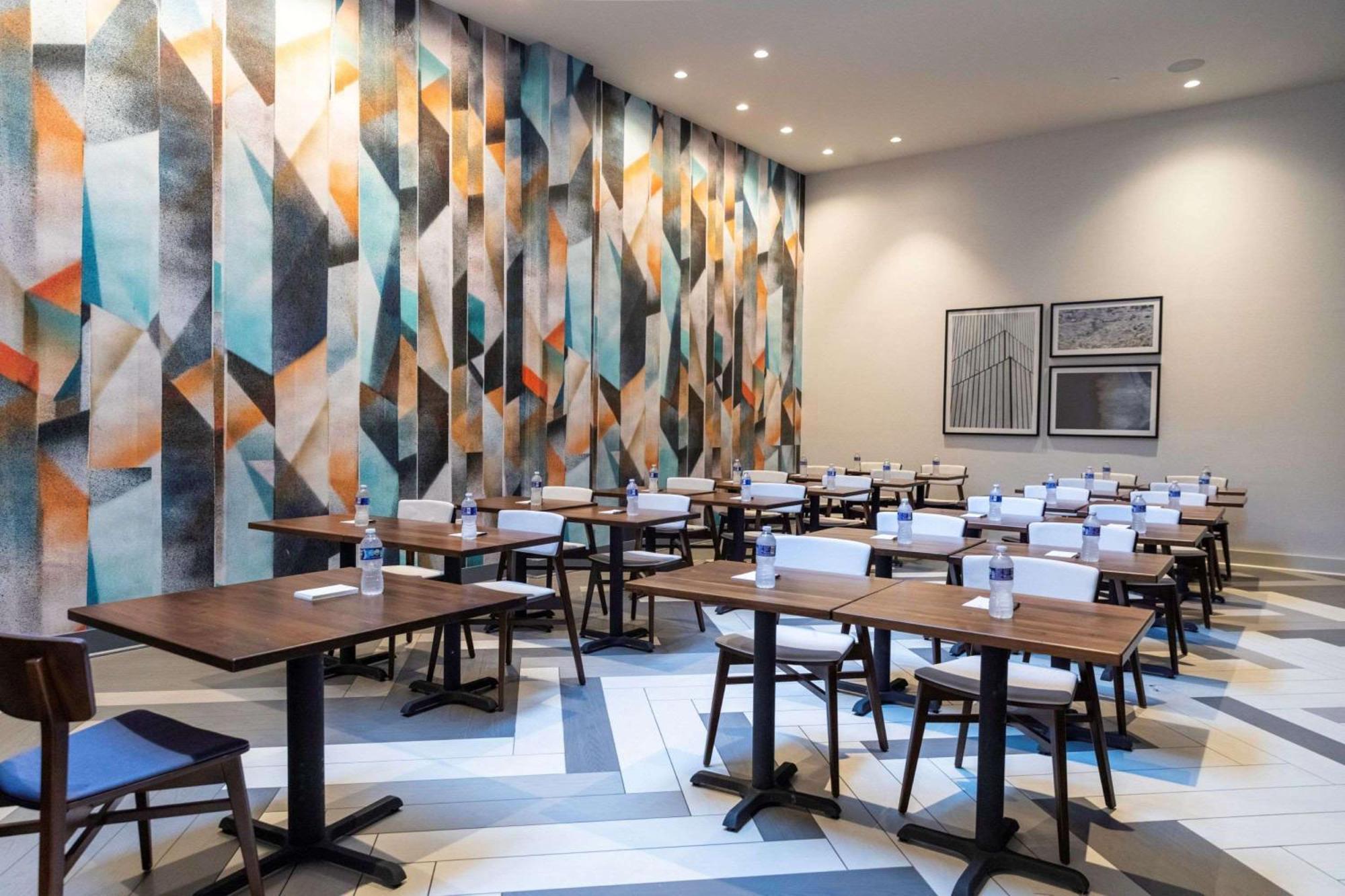 Hyatt Place New York Chelsea Exterior photo "The interior of the hotel is very modern."